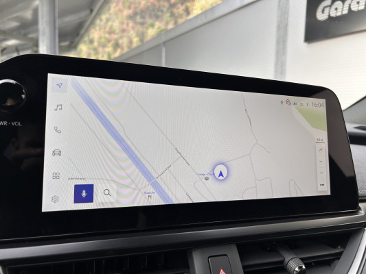 LEXUS UX 300h E-Four F Line-image-12