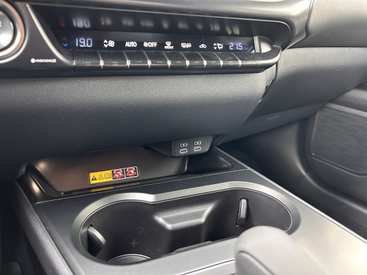 LEXUS UX 300h E-Four F Line-image-10