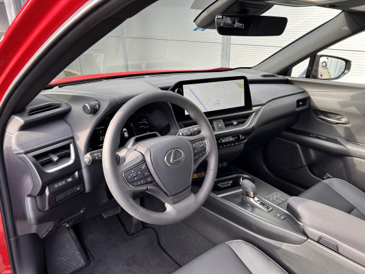 LEXUS UX 300h E-Four F Line-image-6