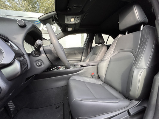 LEXUS UX 300h E-Four F Line-image-7