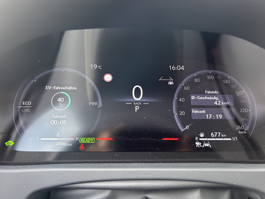 LEXUS UX 300h E-Four F Line-image-14