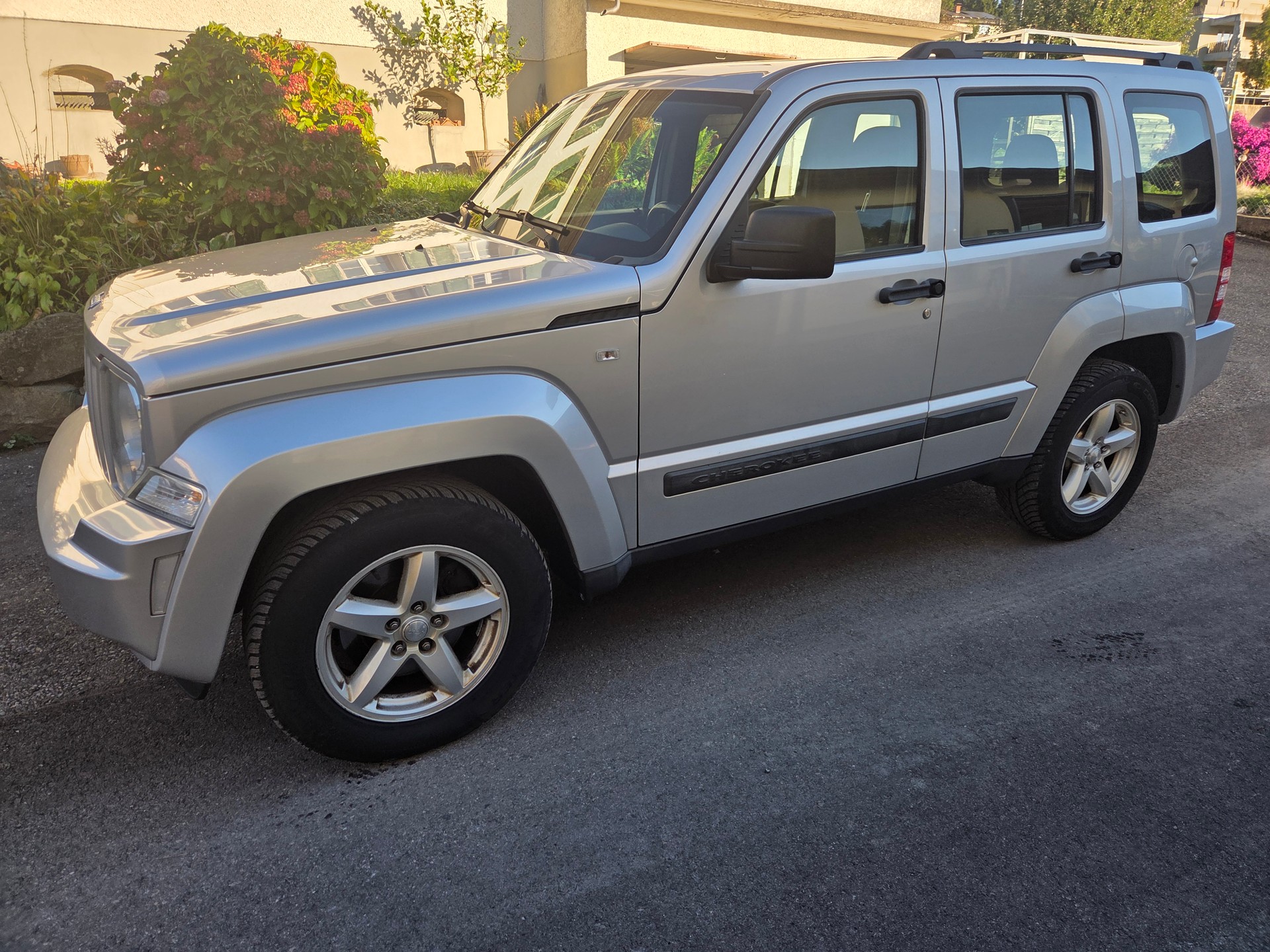 JEEP Cherokee 2.8 CRD Sport-image-2