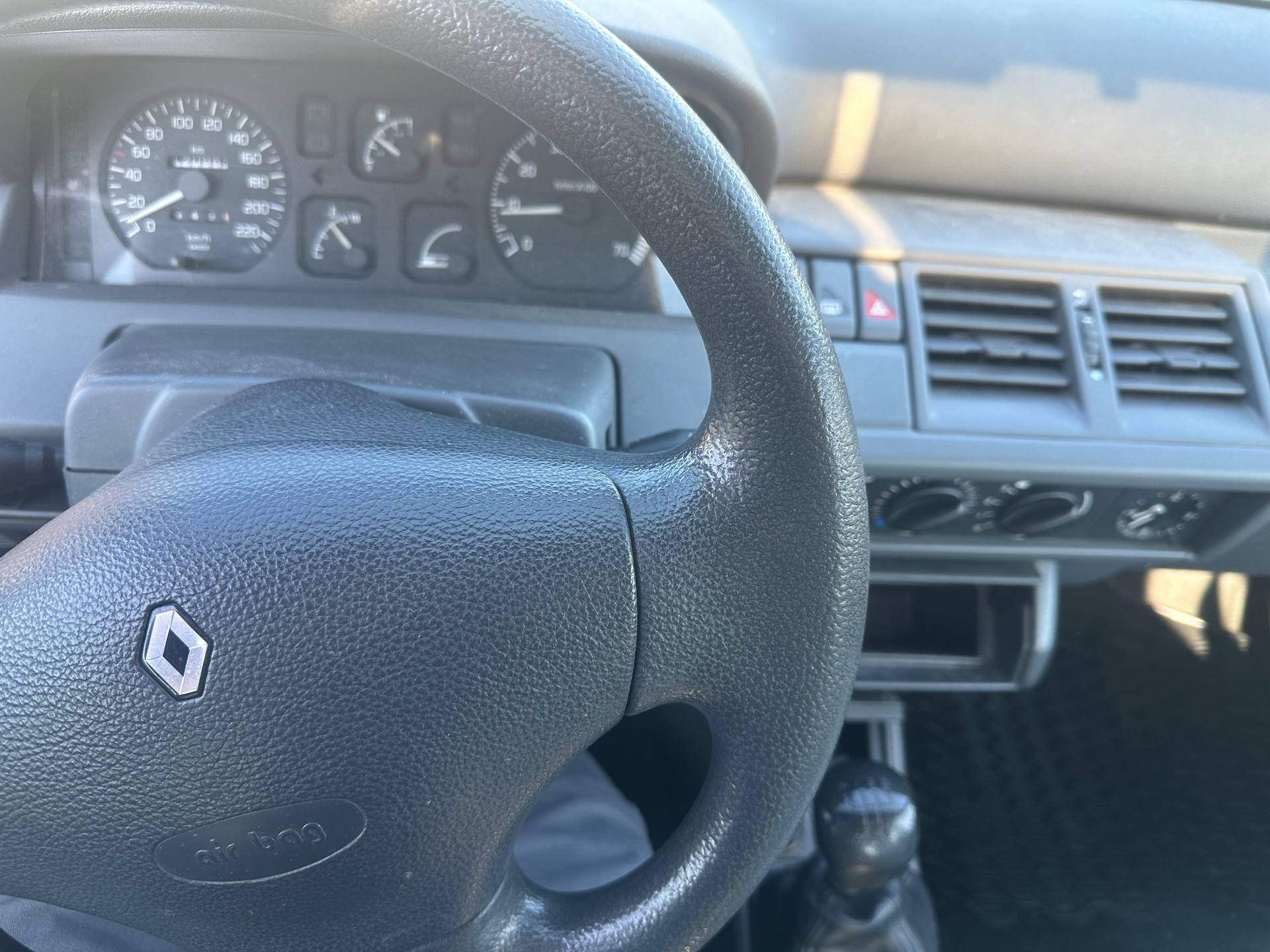 RENAULT Clio 1.4 Oasis-image-13