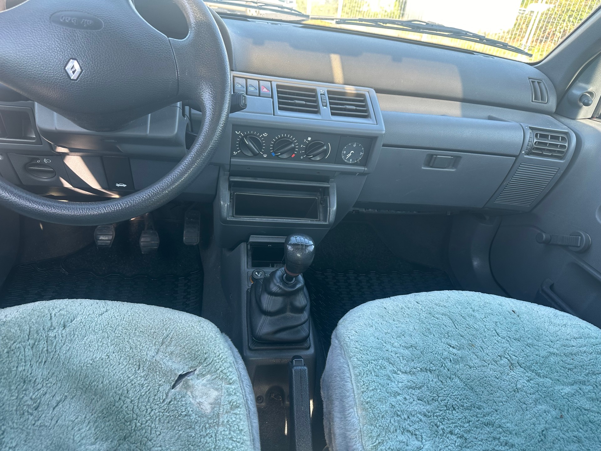 RENAULT Clio 1.4 Oasis-image-12