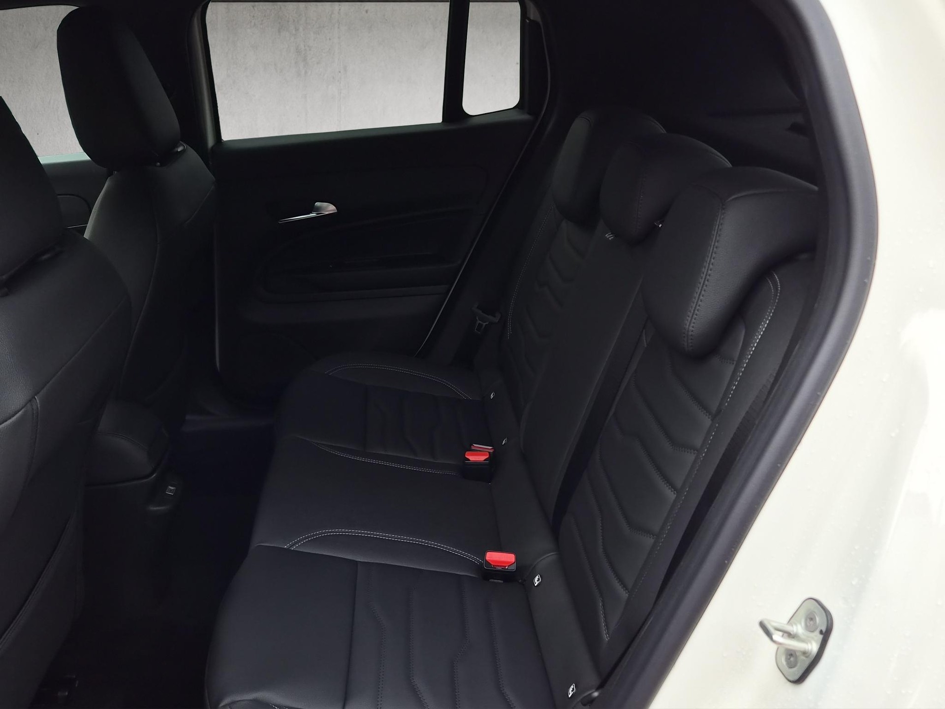 JEEP Avenger 1.2 MHEV Overland 4xe-image-12