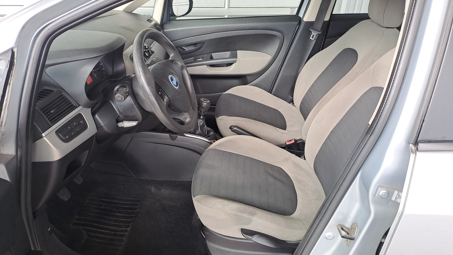 FIAT Punto 1.4 16V Dynamic-image-11