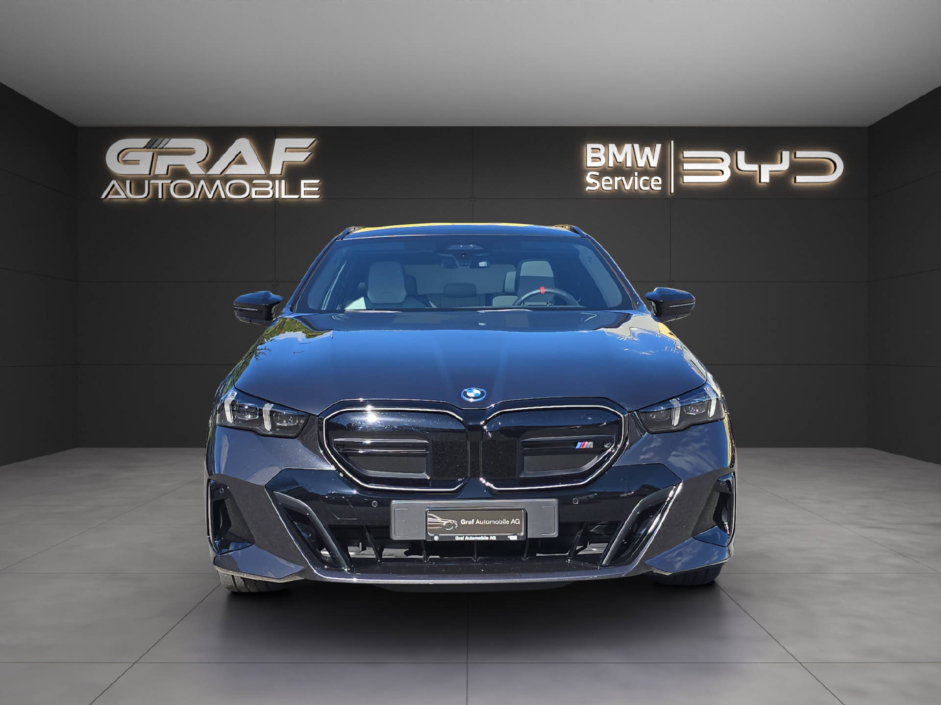 BMW i5 M60 xDrive Touring ** Leasingaktion 2,9% // 2'000 kg Anhängelast **-image-1