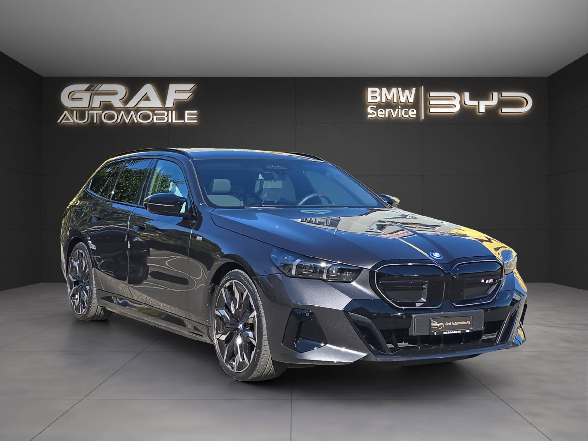 BMW i5 M60 xDrive Touring ** Leasingaktion 2,9% // 2'000 kg Anhängelast **-image-2