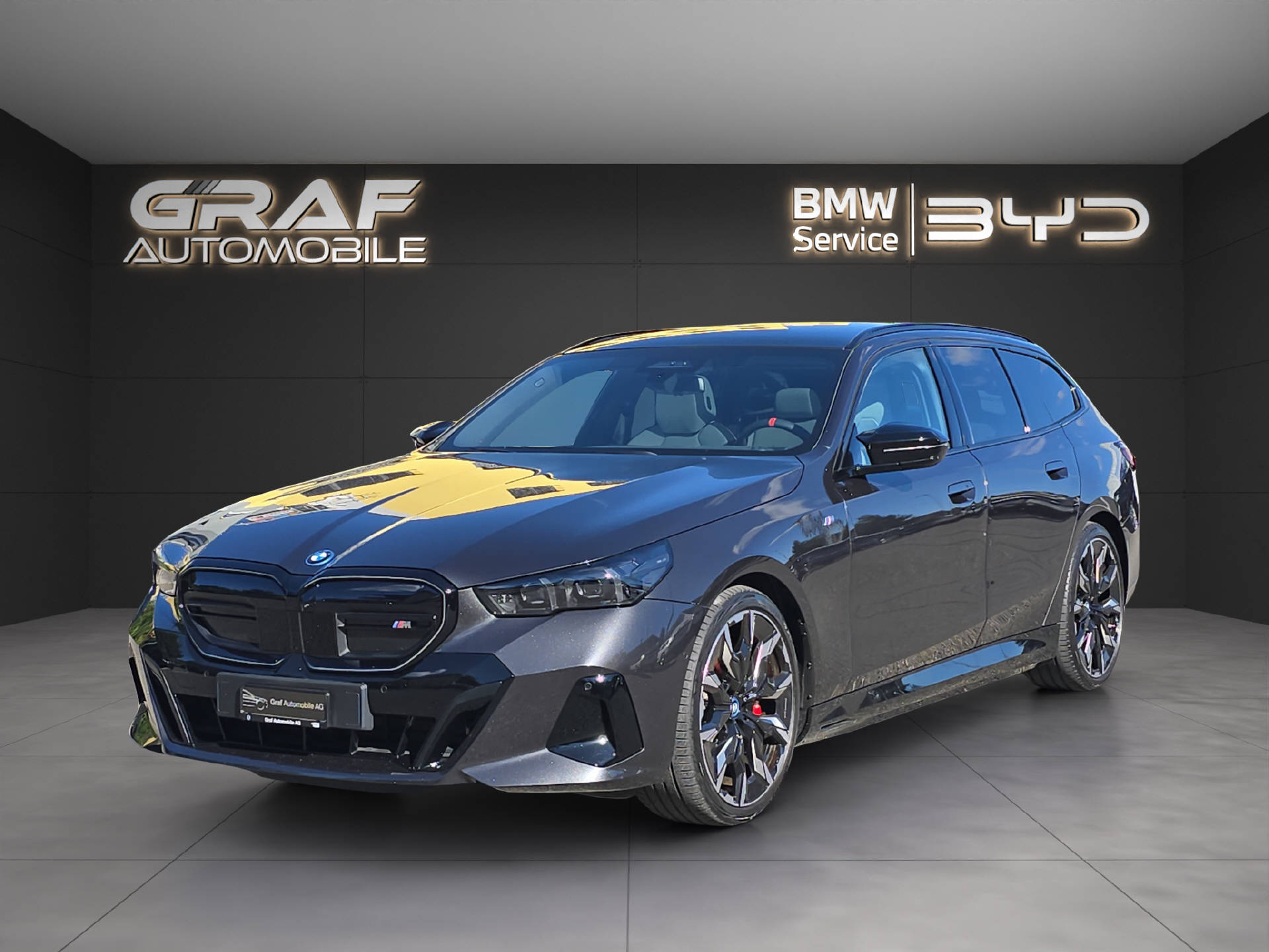 BMW i5 M60 xDrive Touring ** Leasingaktion 2,9% // 2'000 kg Anhängelast **-image-0