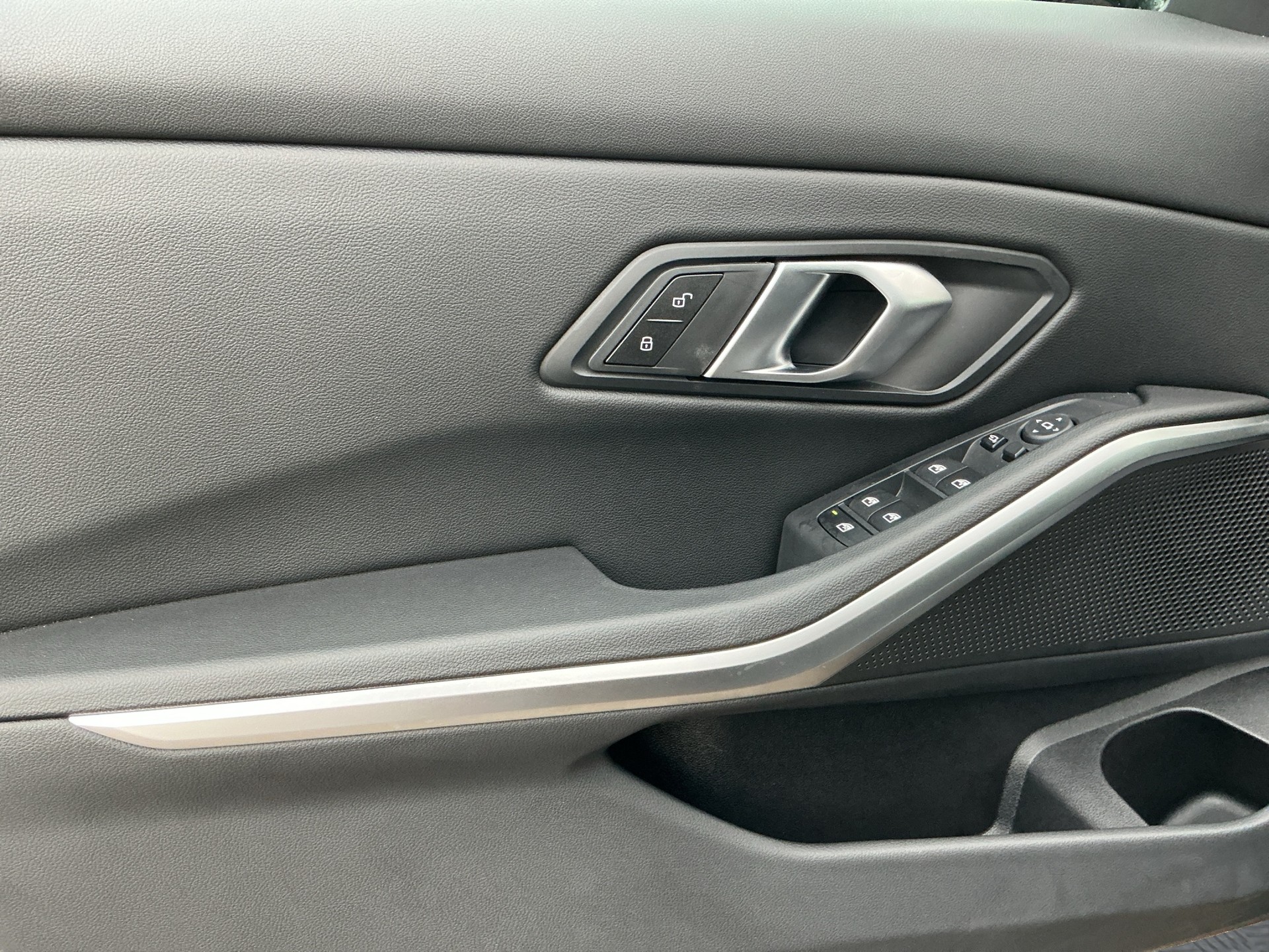 BMW 320i xDrive Steptronic M Sport Shadow Line-image-8