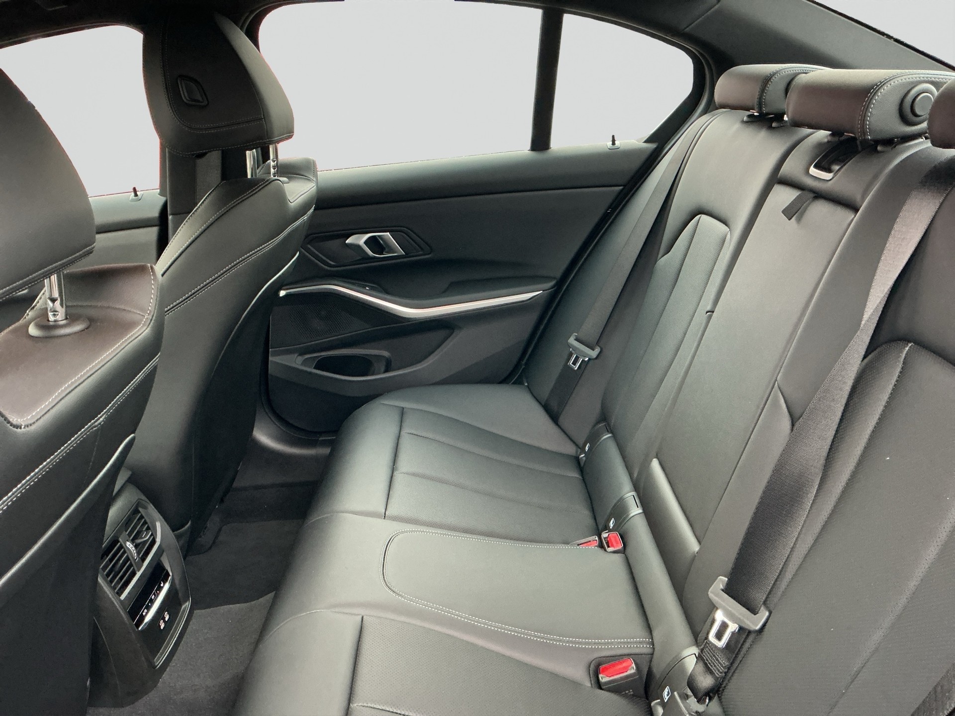 BMW 320i xDrive Steptronic M Sport Shadow Line-image-12
