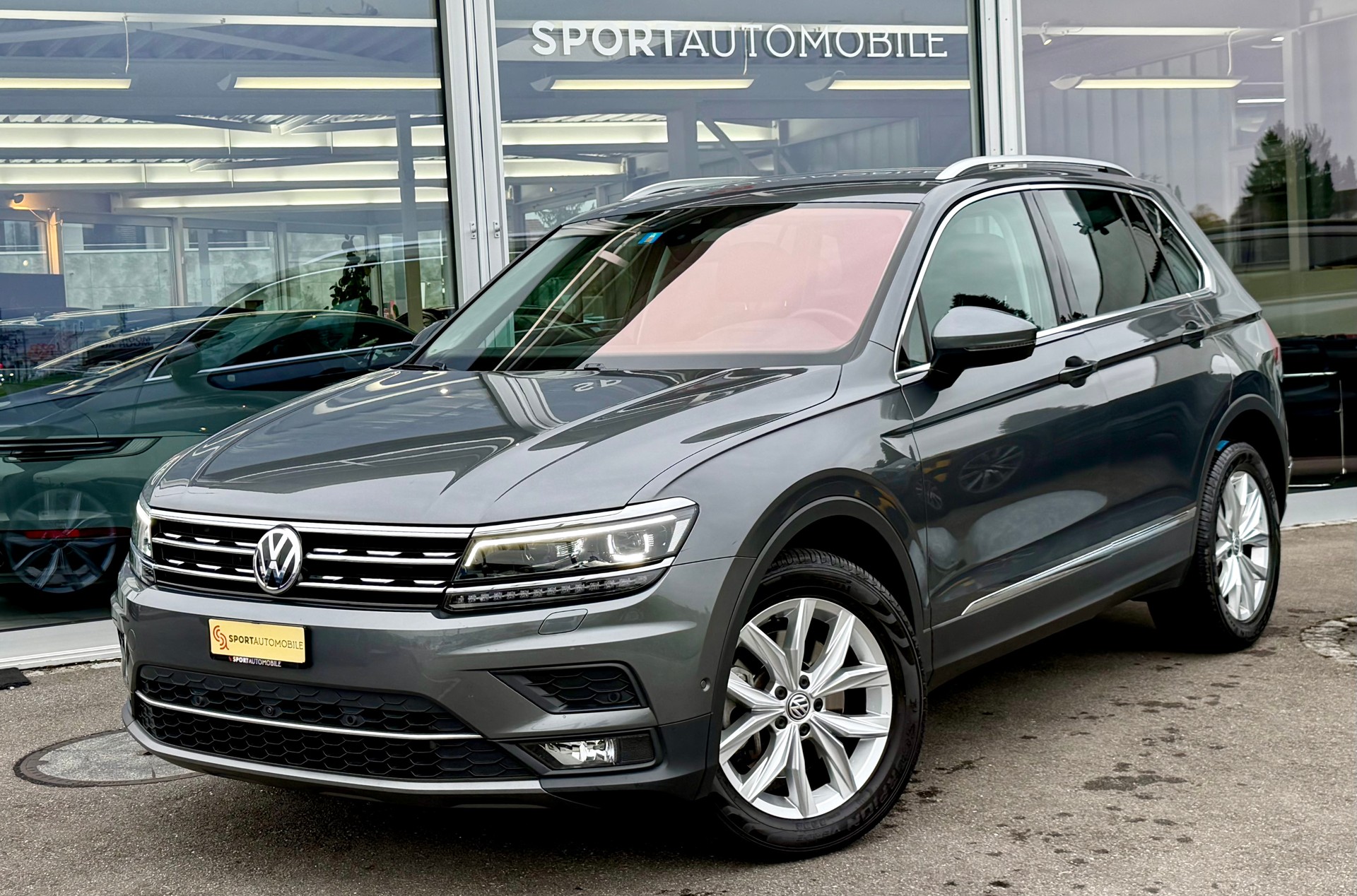 VW Tiguan 2.0TSI Highline 4Motion DSG-showroom-element-1