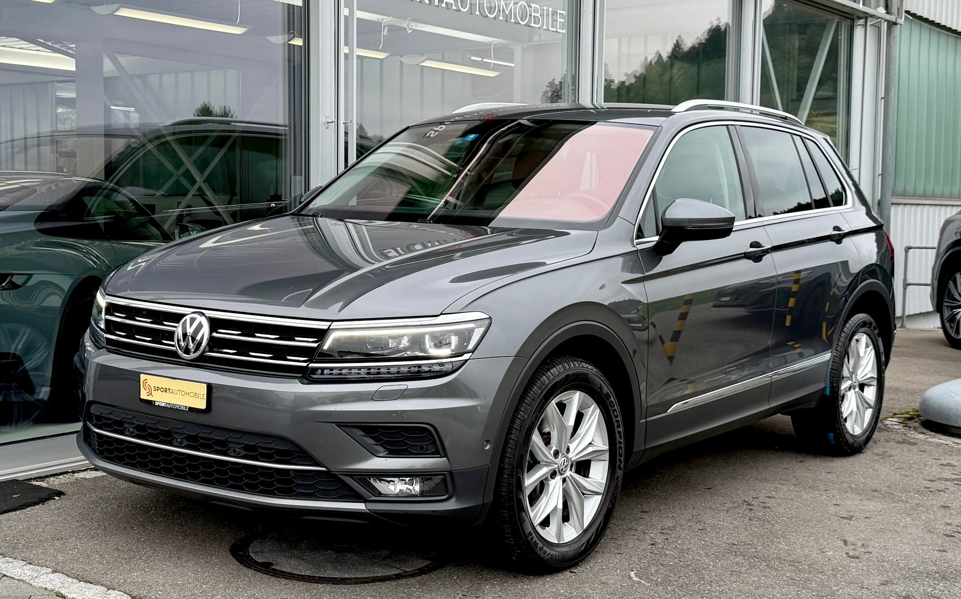 VW Tiguan 2.0TSI Highline 4Motion DSG-showroom-element-2