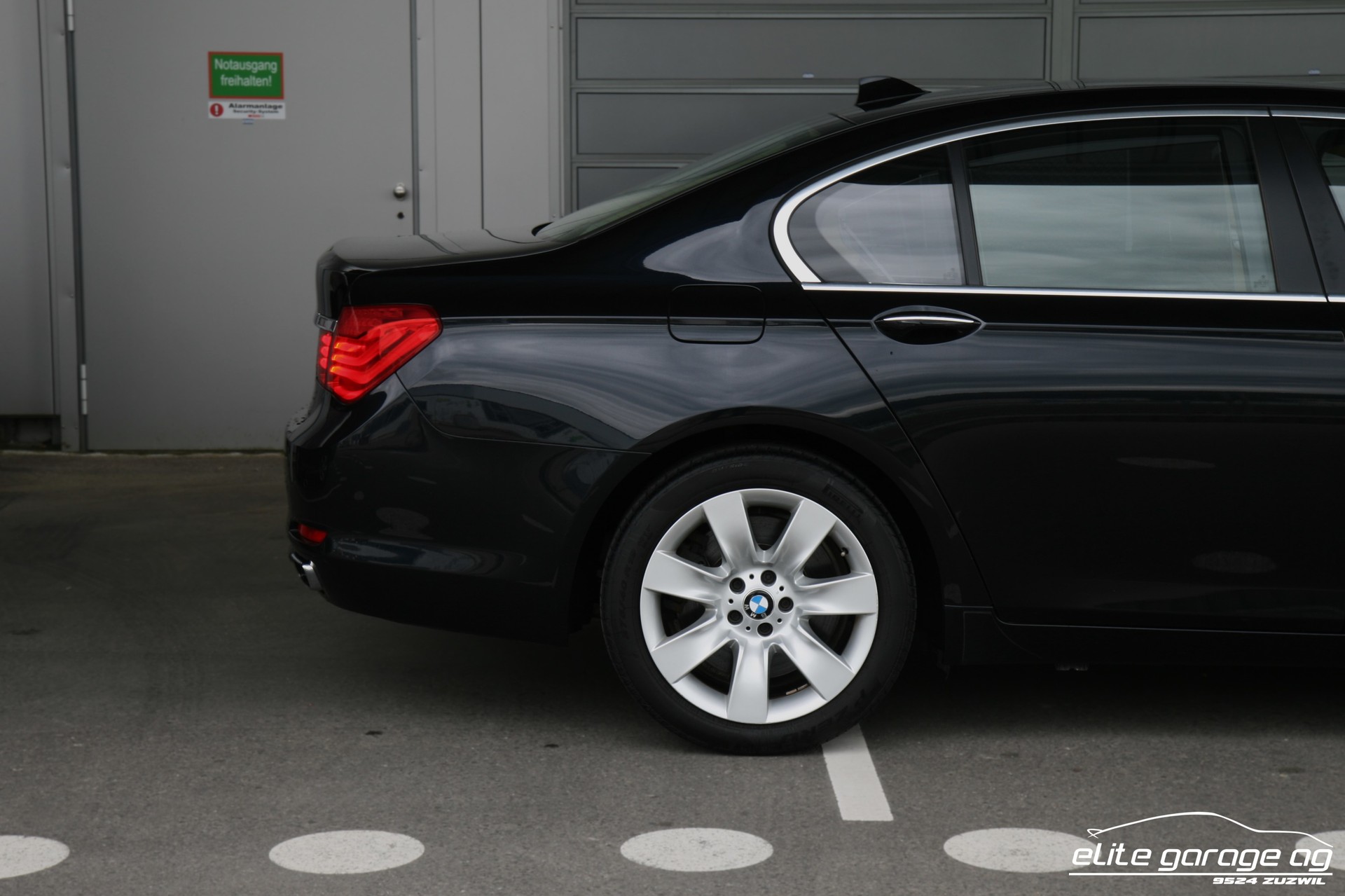 BMW 750i xDrive-image-10