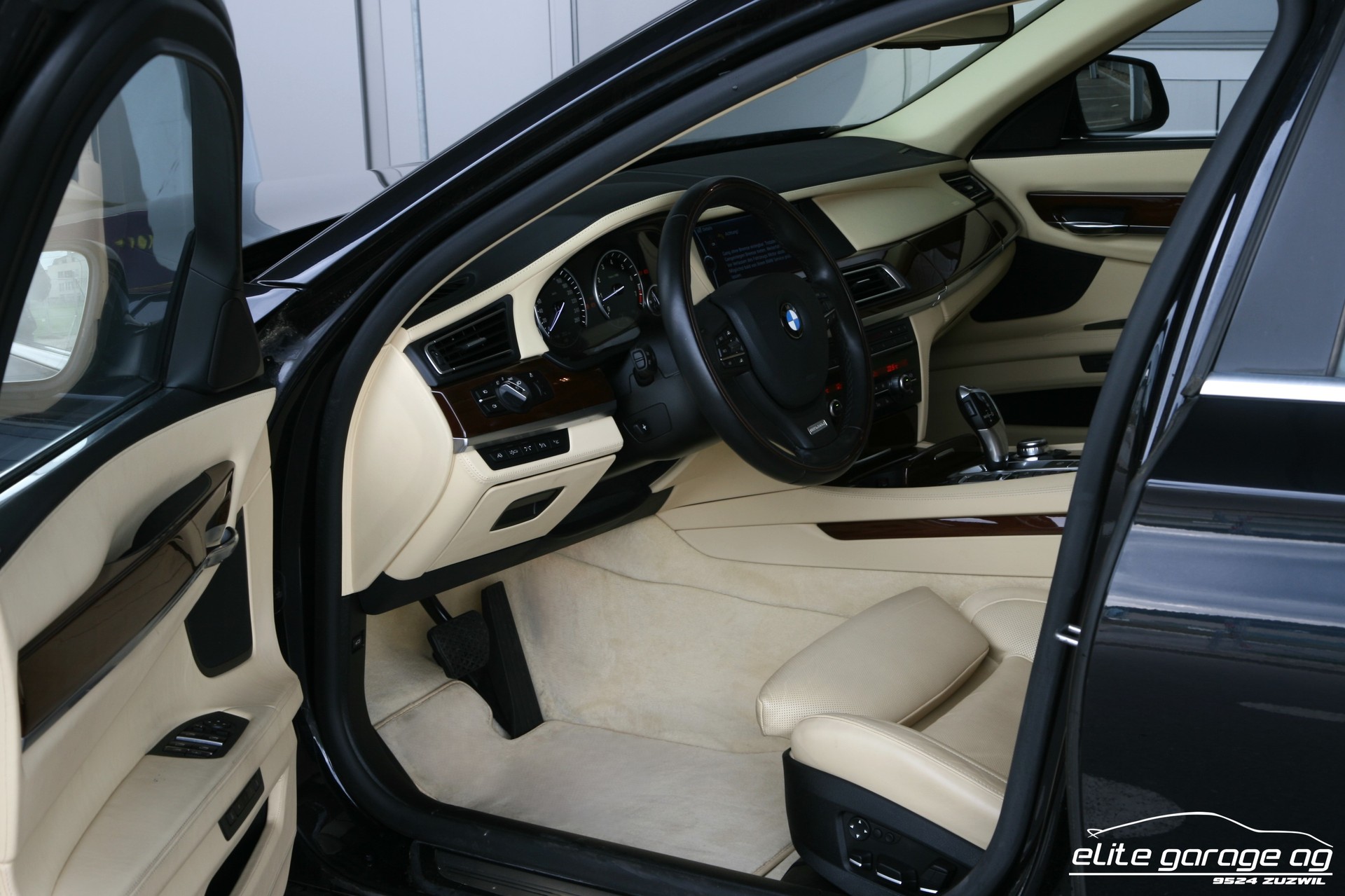 BMW 750i xDrive-image-12