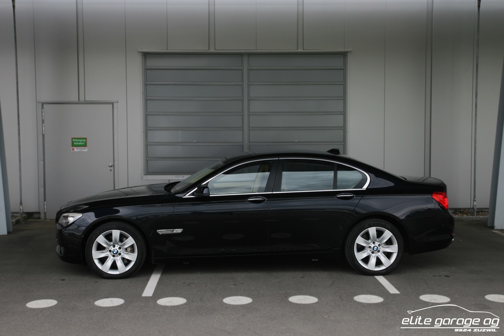 BMW 750i xDrive-image-1