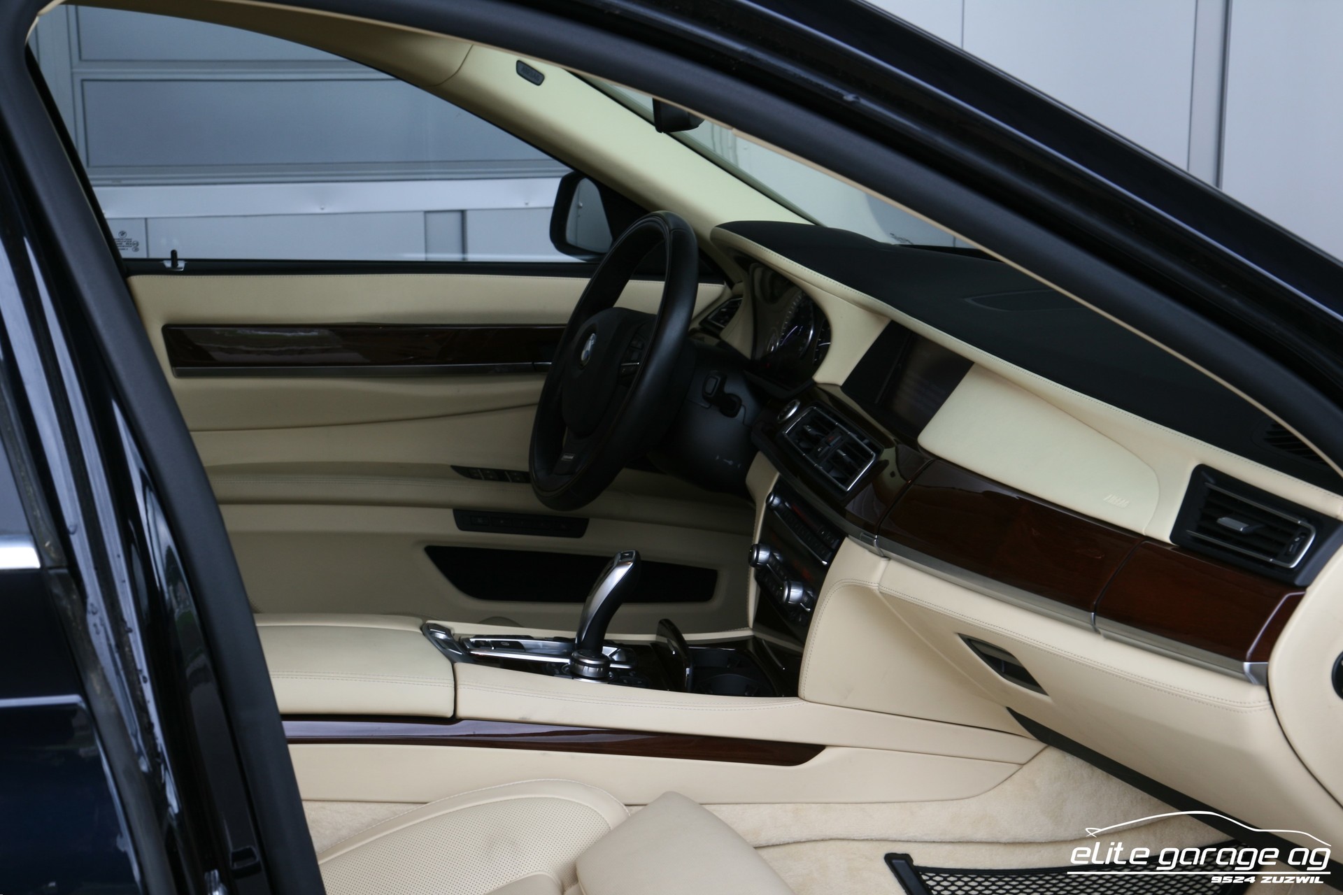 BMW 750i xDrive-image-13