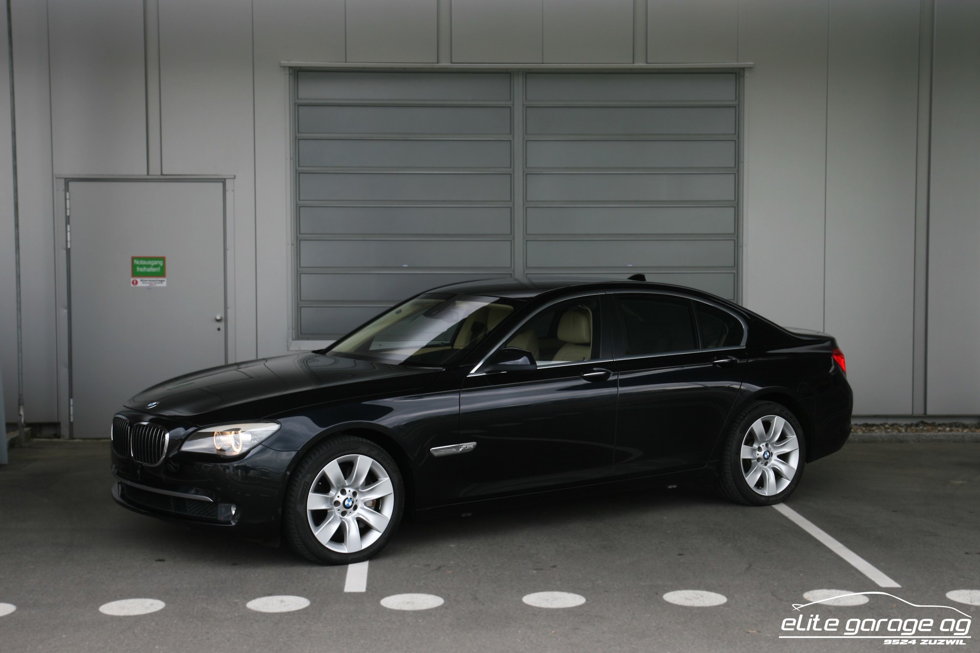 BMW 750i xDrive-image-0