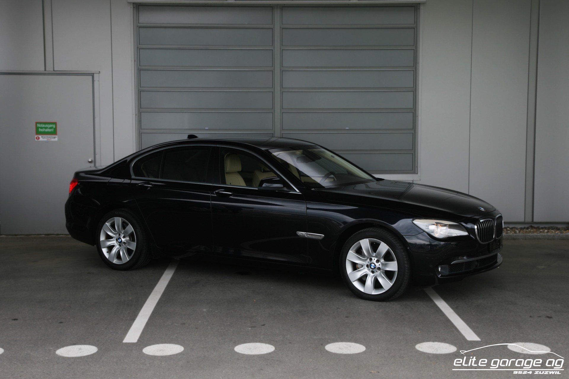 BMW 750i xDrive-image-6