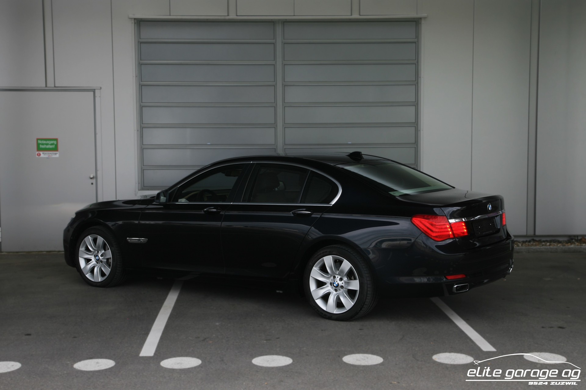 BMW 750i xDrive-image-2