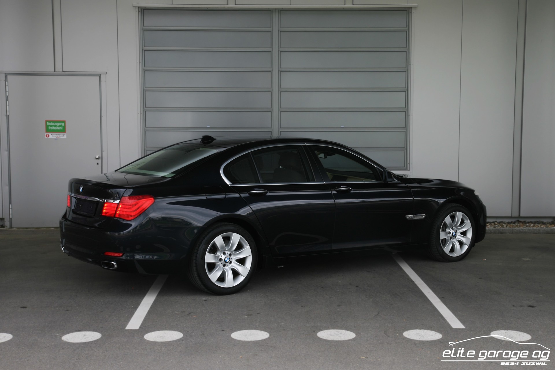 BMW 750i xDrive-image-4