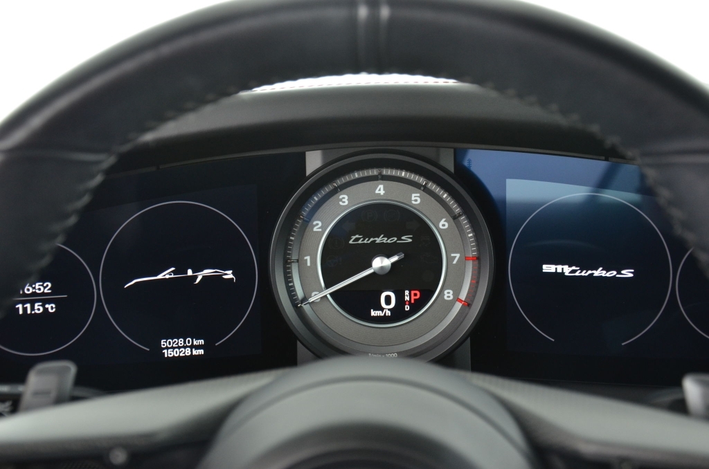 PORSCHE 911 Turbo S Cabriolet PDK *Sport Design*-image-18