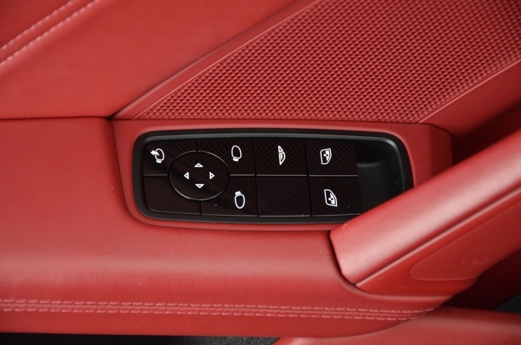 PORSCHE 911 Turbo S Cabriolet PDK *Sport Design*-image-24