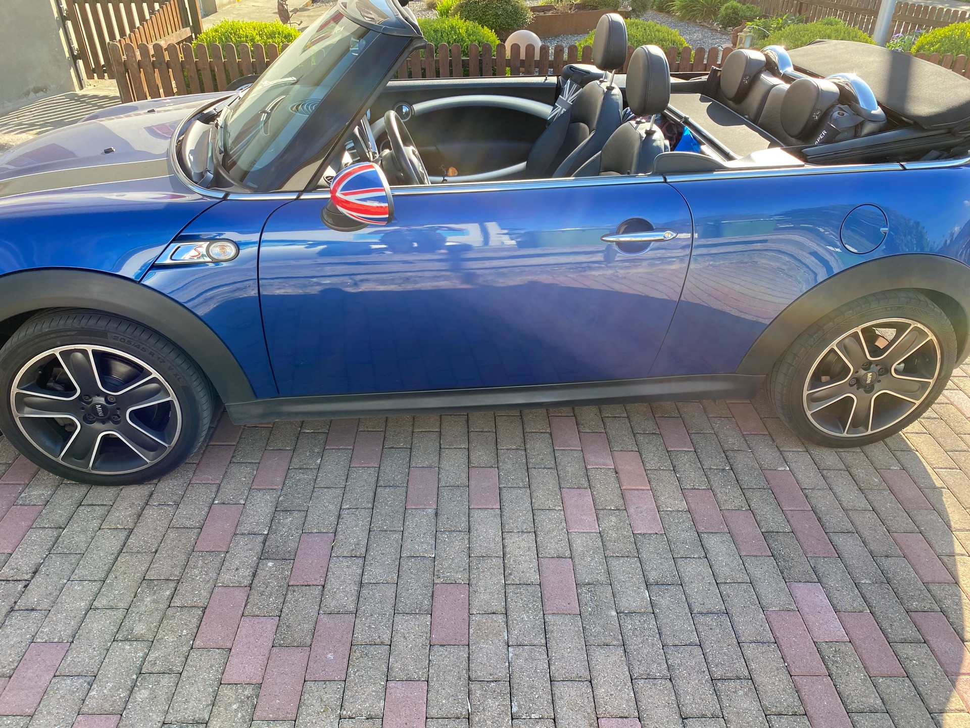 MINI Cooper S Cabriolet-image-1