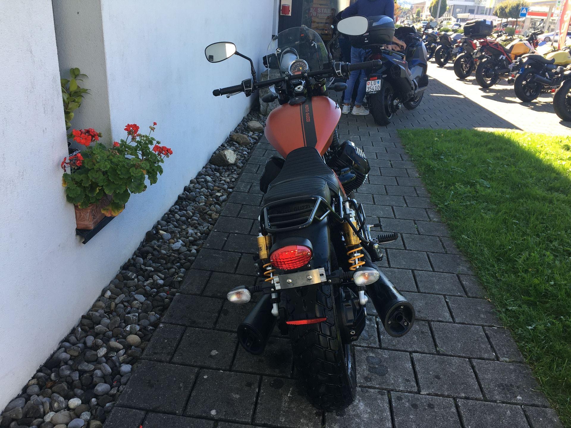 MOTO GUZZI V9 Bobber Sport-showroom-element-3