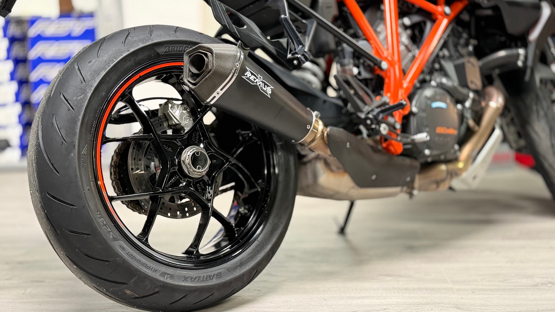 KTM 1290 Super Duke GT-showroom-element-3