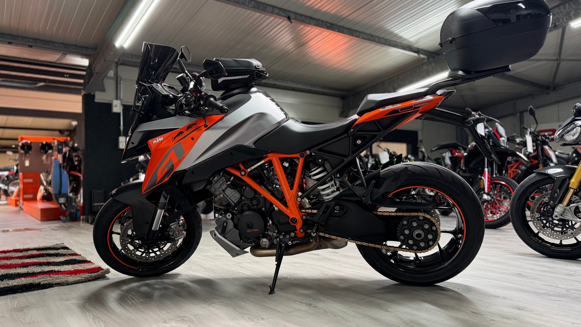 KTM 1290 Super Duke GT-showroom-element-2