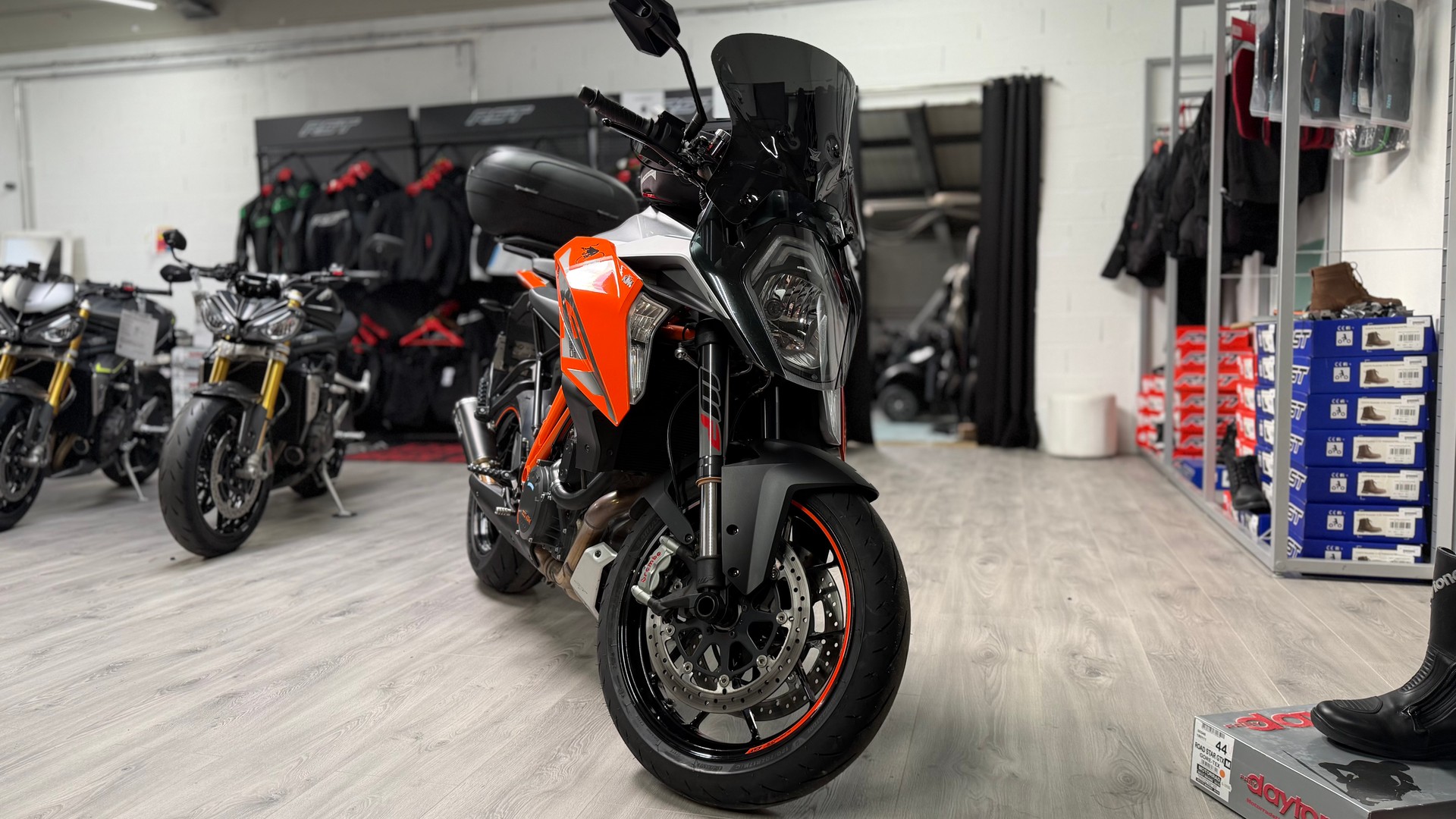 KTM 1290 Super Duke GT-showroom-element-1