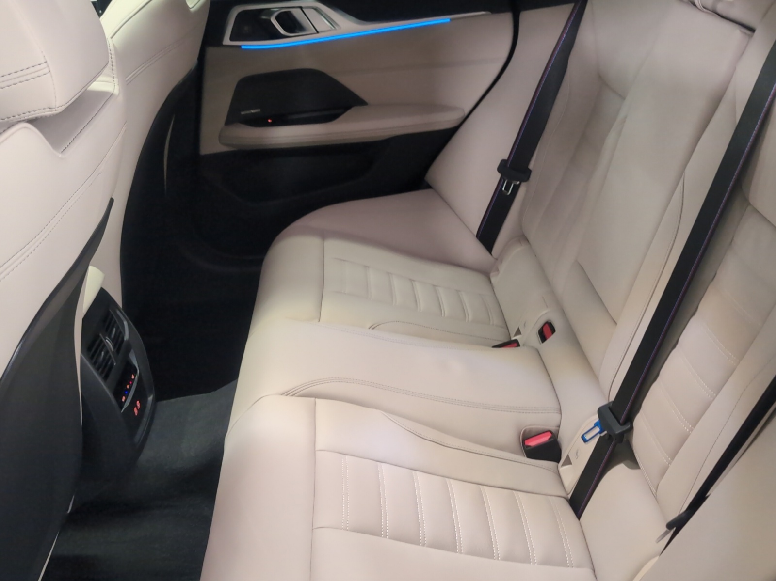 BMW i4 xDrive 40 M Sport Pro-image-12