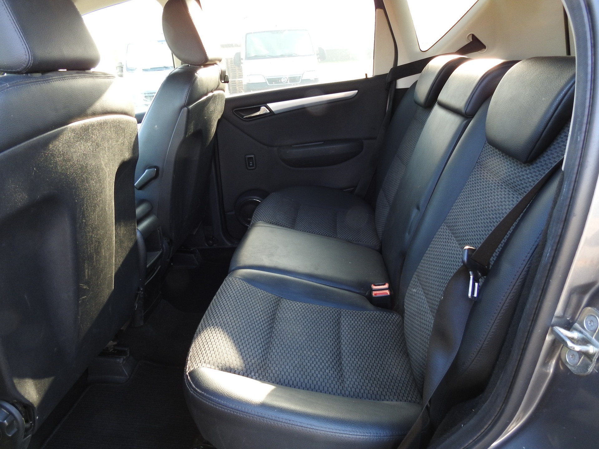 MERCEDES-BENZ A 180 Avantgarde Selection Autotronic-image-13