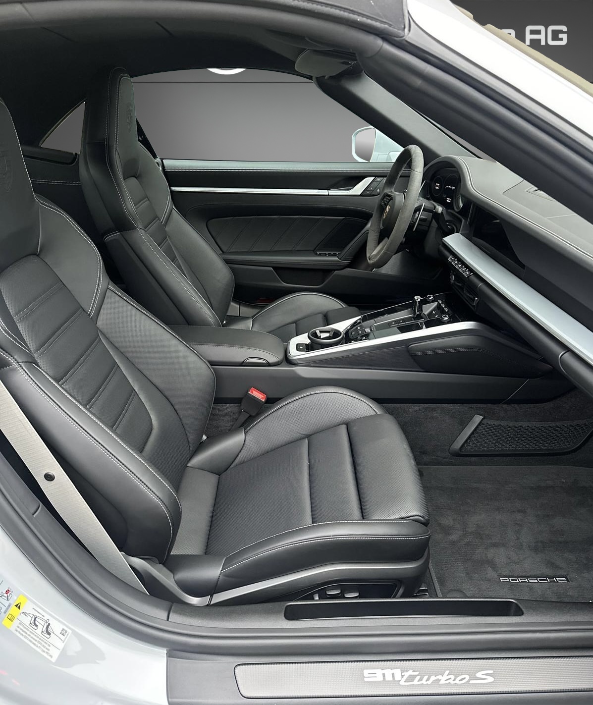 PORSCHE 911 Turbo S Cabriolet PDK-image-9