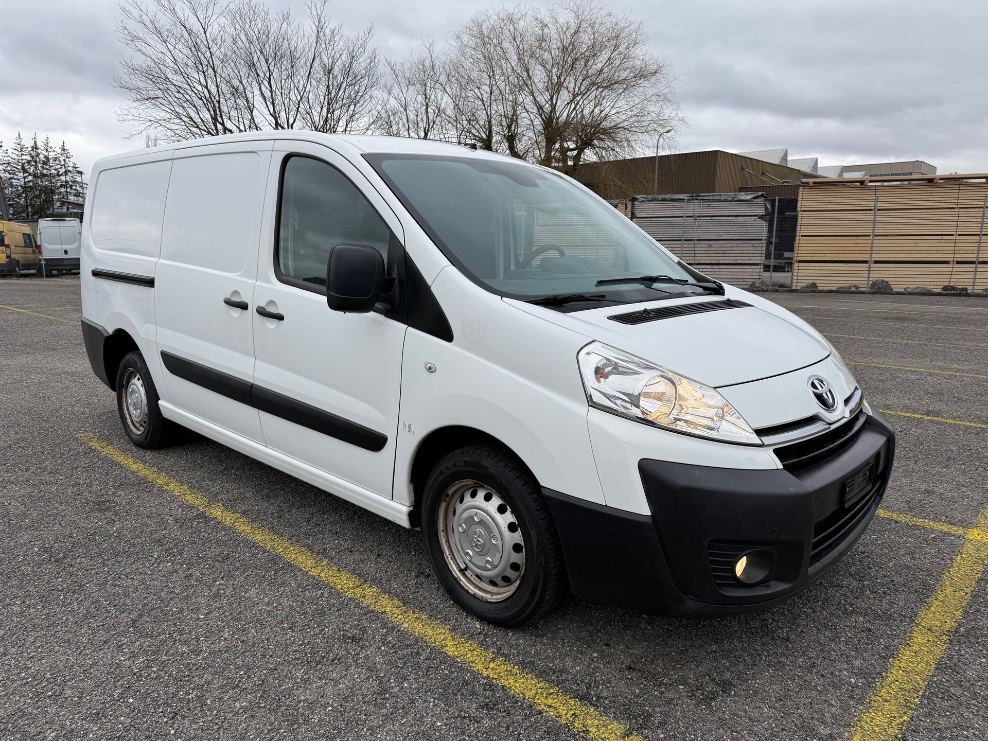 TOYOTA Proace 2.0D Glass Van Terra L2H1-image-1
