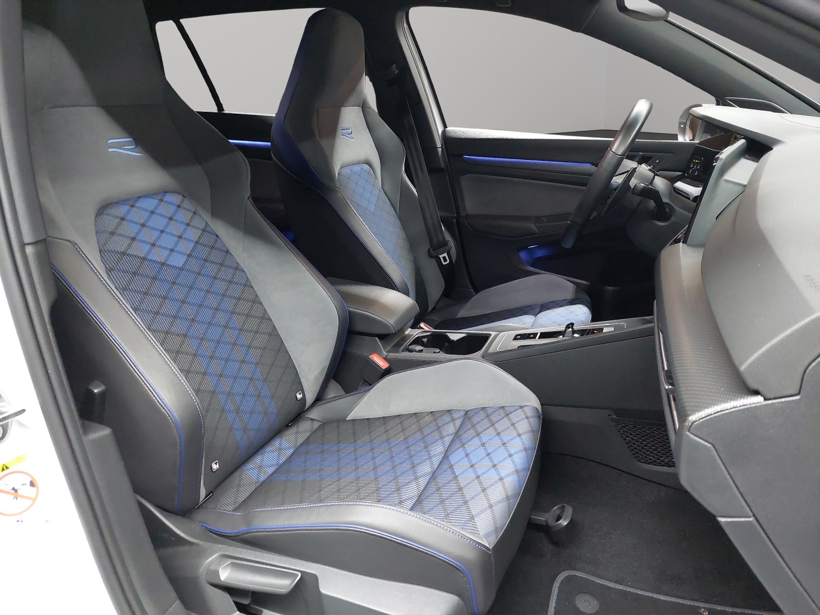 VW Golf Variant 2.0 TSI R DSG 4Motion-image-8