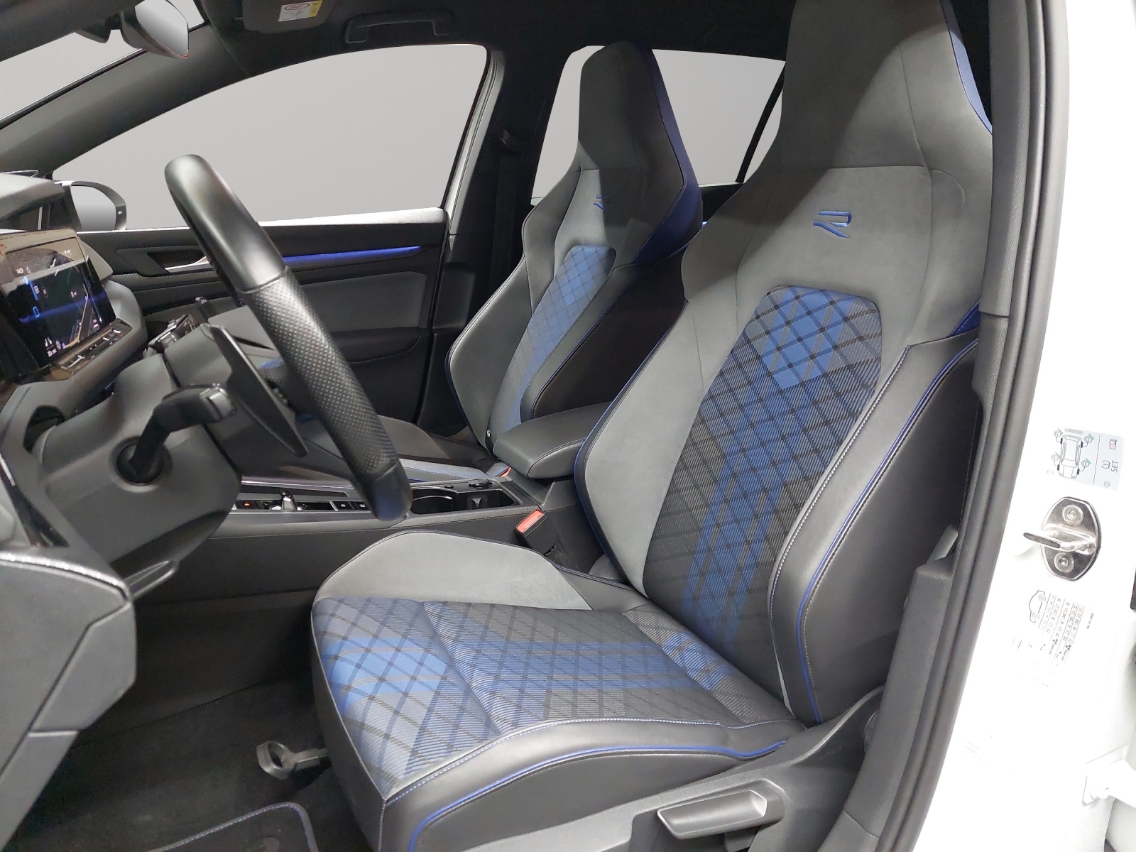 VW Golf Variant 2.0 TSI R DSG 4Motion-image-5