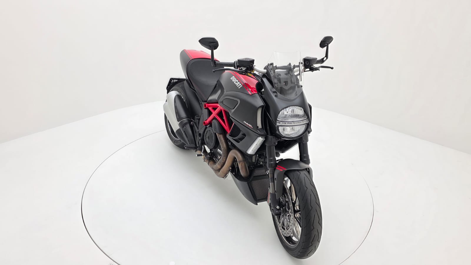 DUCATI Diavel 1200 Carbon-showroom-element-1