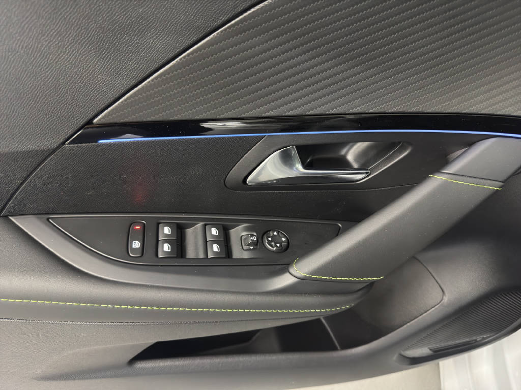 PEUGEOT 208 1.2 Hybrid 145 GT-image-5