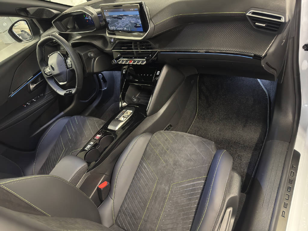 PEUGEOT 208 1.2 Hybrid 145 GT-image-10