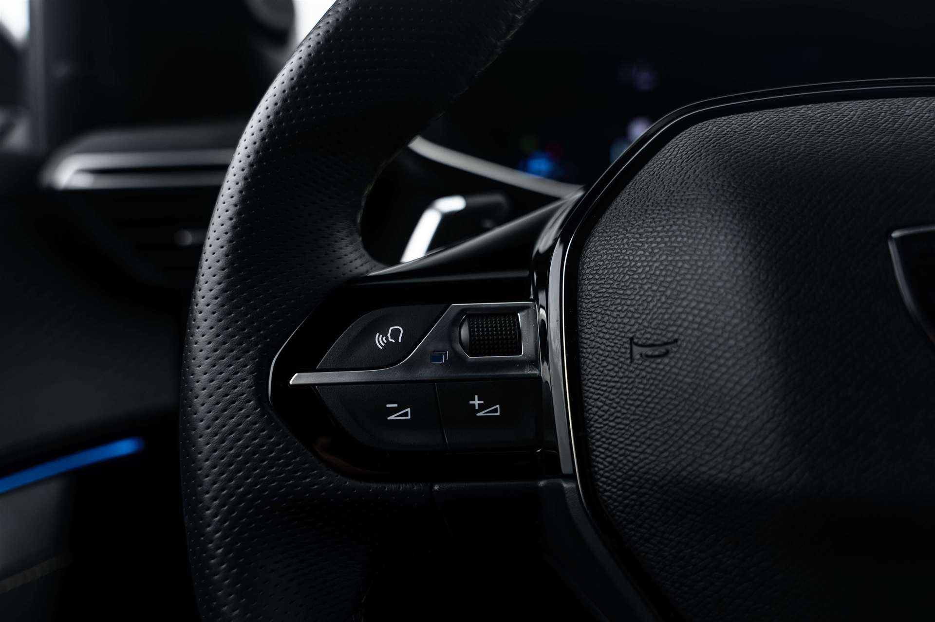PEUGEOT 2008 1.2 145 MHEV GT Automat-image-14