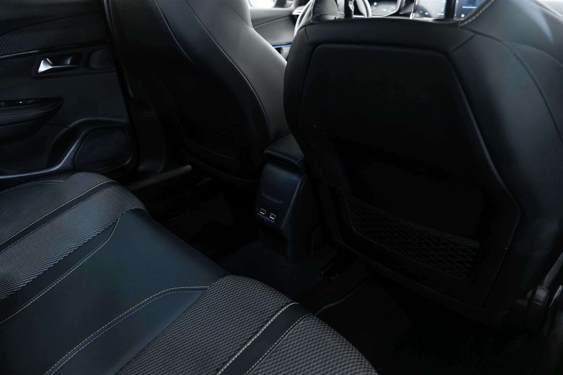 PEUGEOT 2008 1.2 145 MHEV GT Automat-image-12