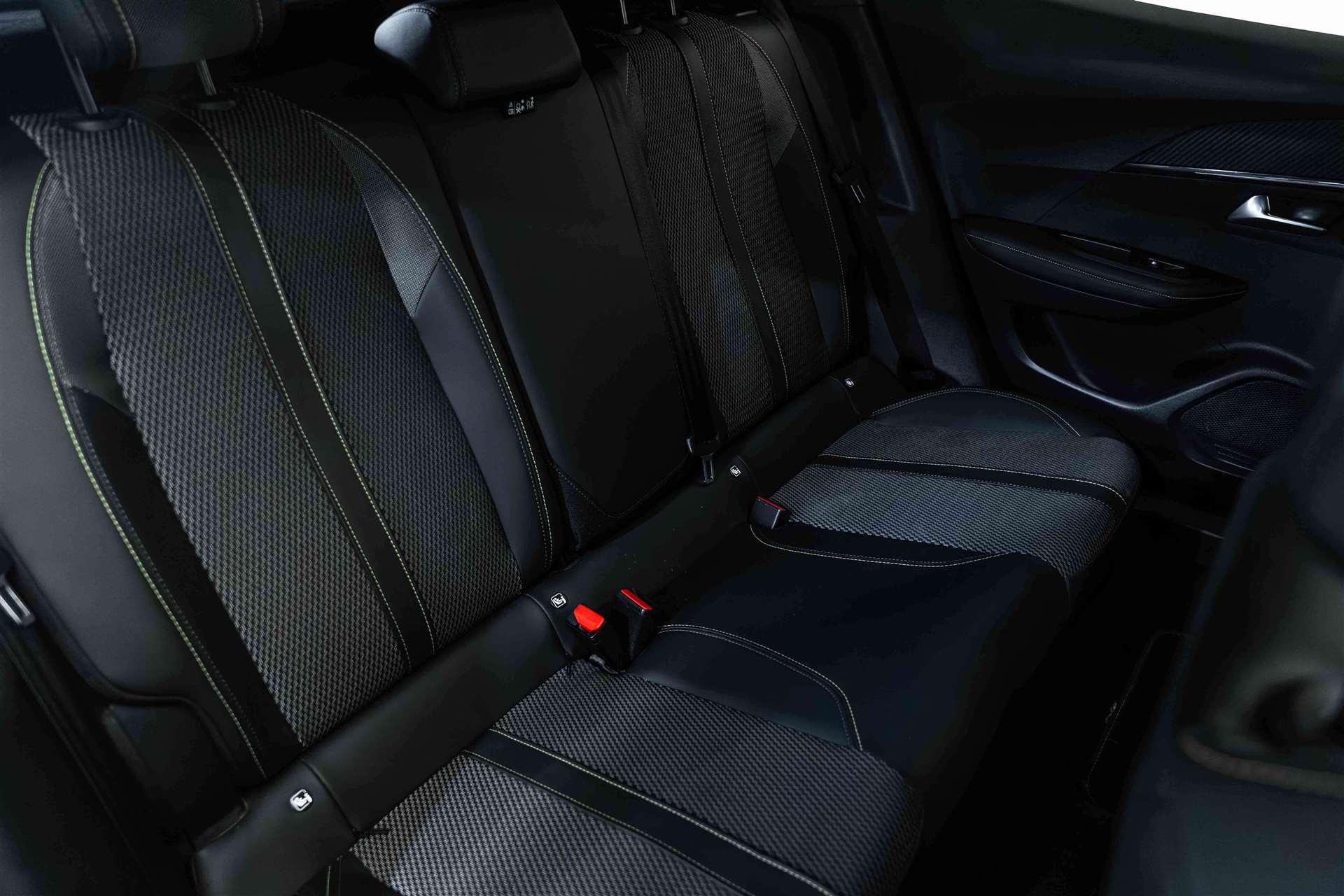 PEUGEOT 2008 1.2 145 MHEV GT Automat-image-13