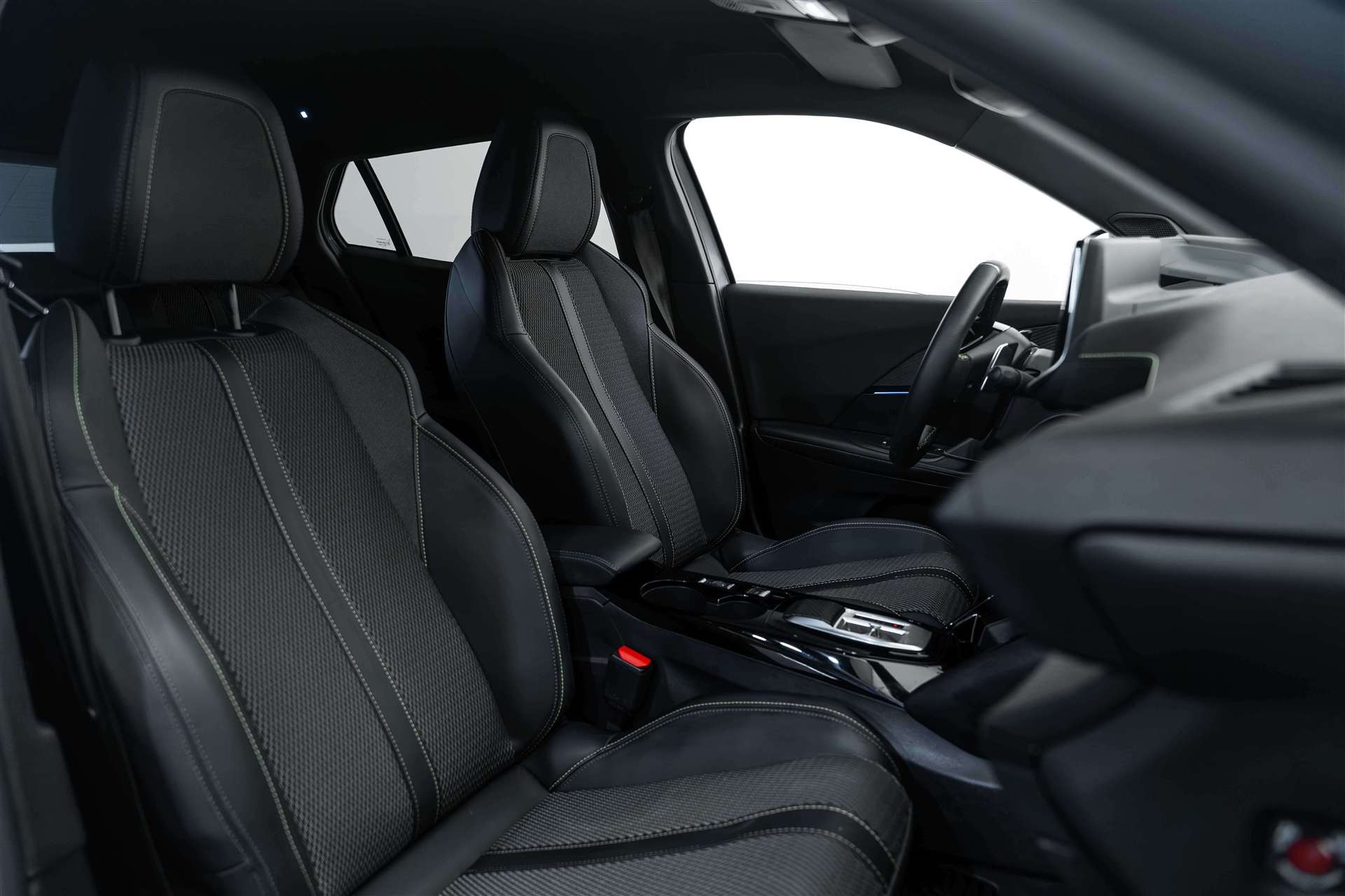 PEUGEOT 2008 1.2 145 MHEV GT Automat-image-11