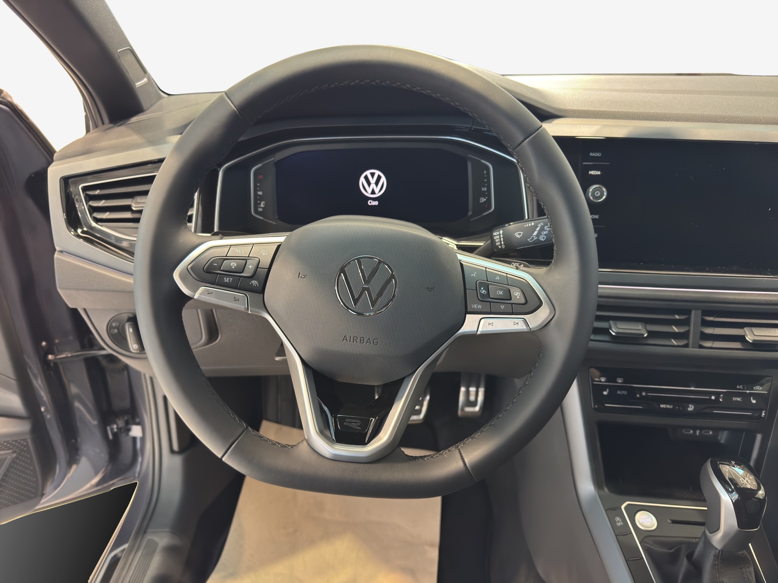 VW Polo R-Line-image-9