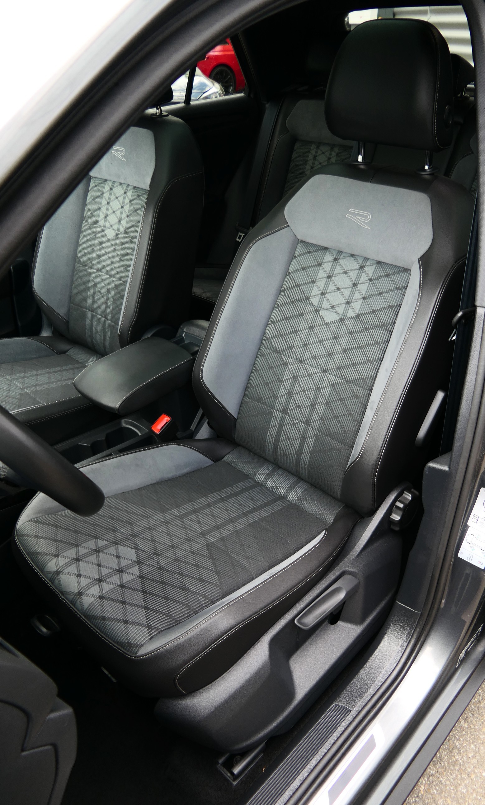 VW T-Roc 2.0 TSI R-Line DSG 4Motion-image-4