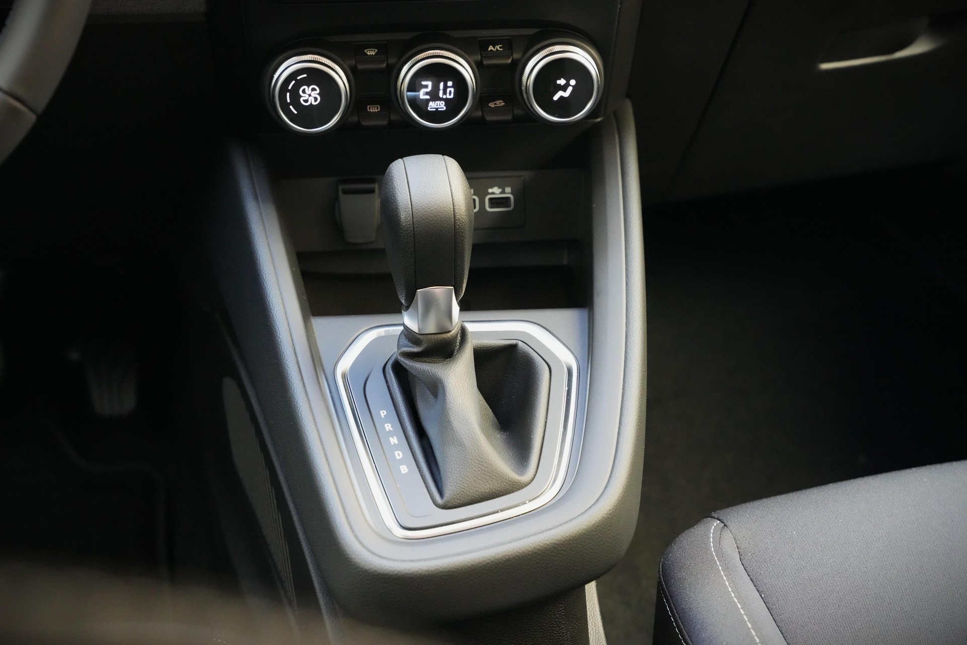 MITSUBISHI Colt 1.6 HEV Invite-image-13