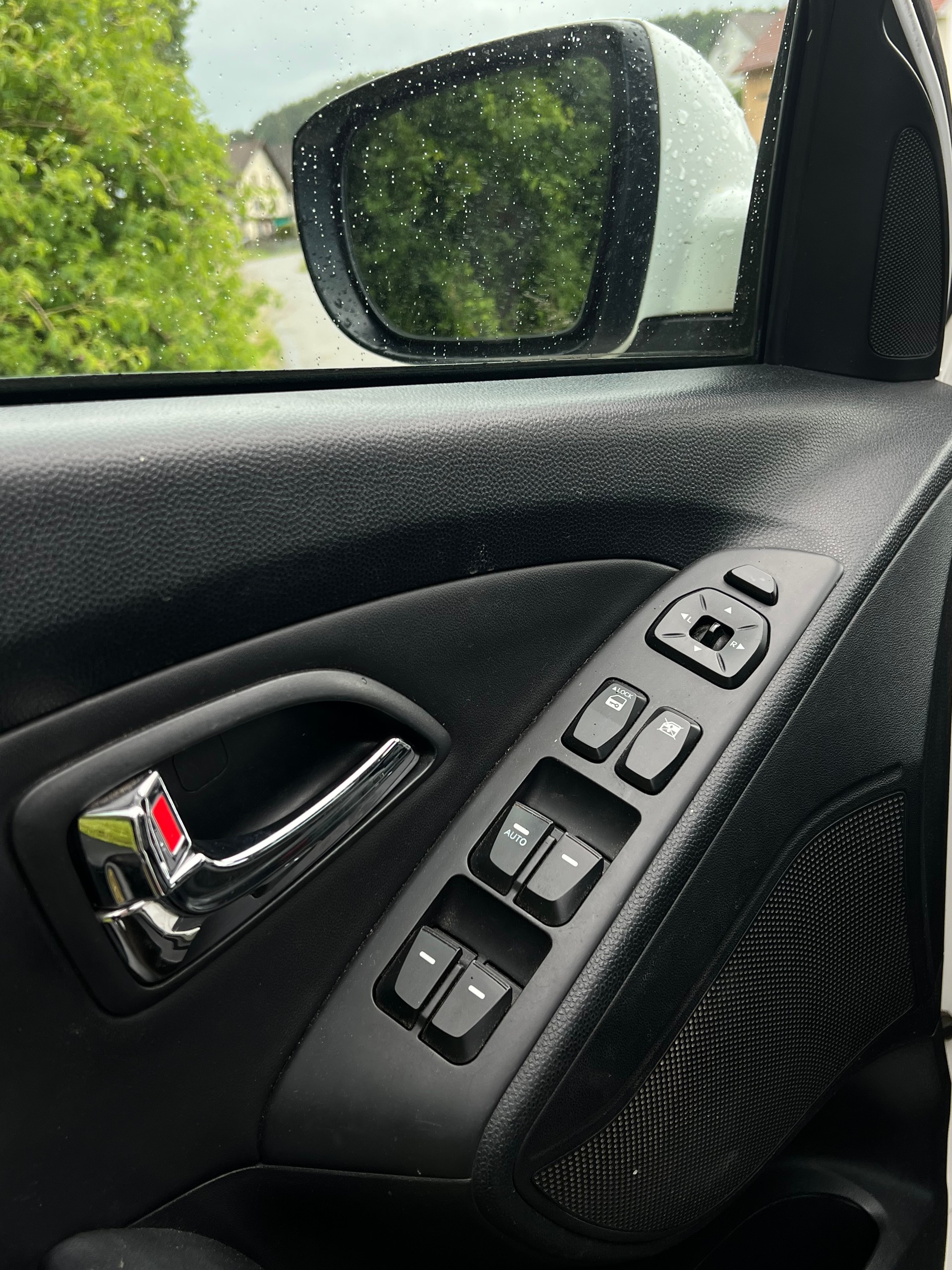 HYUNDAI iX 35 2.0 Style 4WD Automatic-image-11