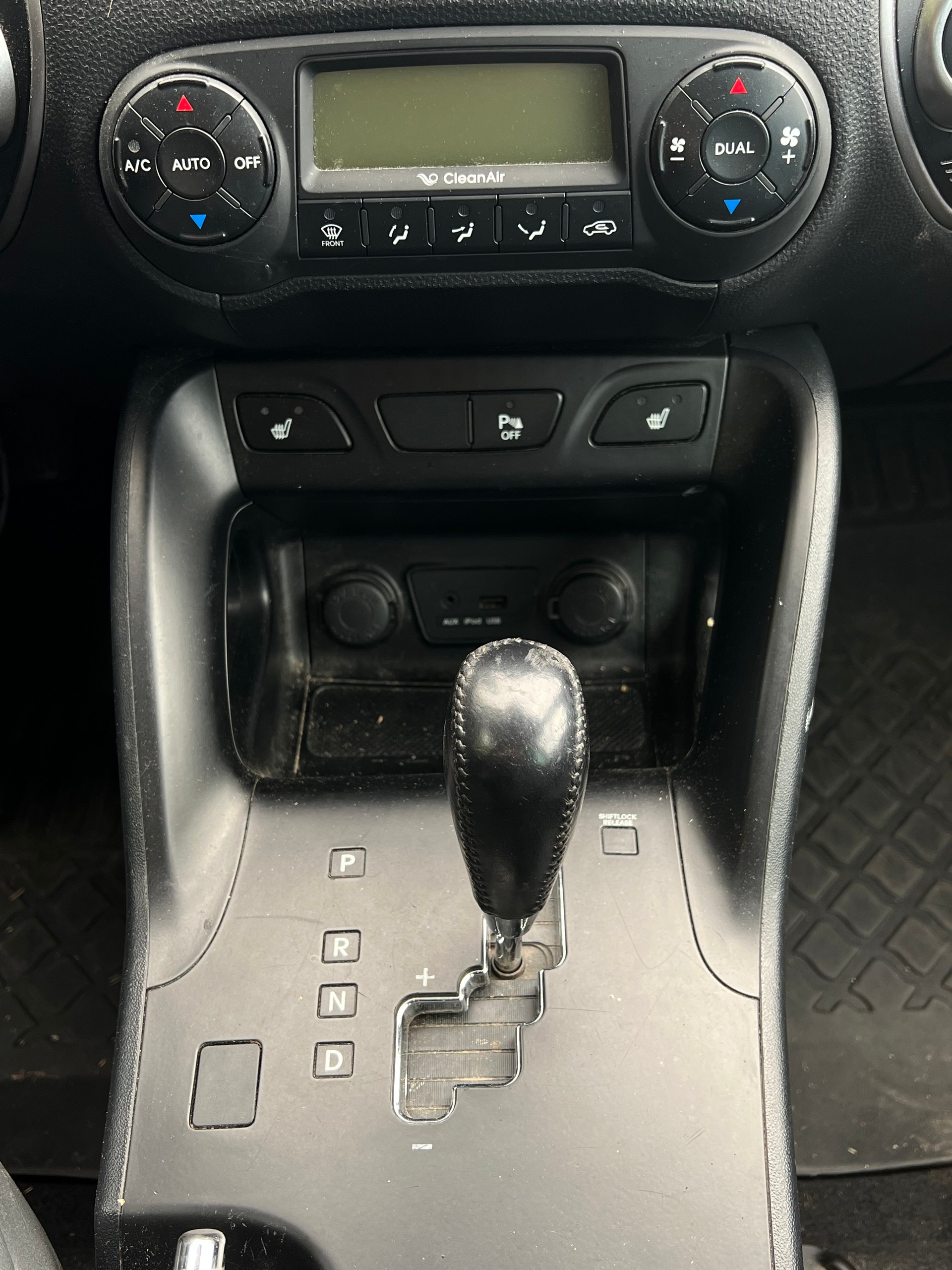 HYUNDAI iX 35 2.0 Style 4WD Automatic-image-8
